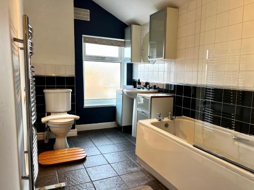 2 BED home in Birmingham Contractors free parking and fast Wi-Fi, Birmingham (foto 10)