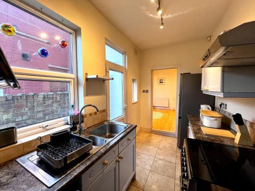 2 BED home in Birmingham Contractors free parking and fast Wi-Fi in Smethwick