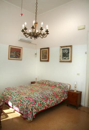 1 queen bed, 2 twin beds