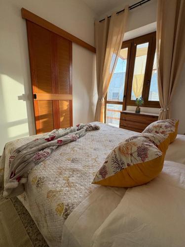 2 twin beds, 1 sofa bed