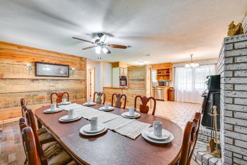 Quiet Abode with Gas Grill about 5 Miles to Broken Bow!