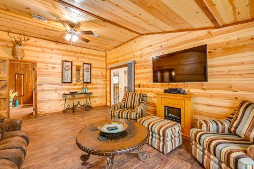 Quiet Abode with Gas Grill about 5 Miles to Broken Bow! in 德昆