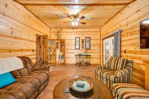 Quiet Abode with Gas Grill about 5 Miles to Broken Bow! in 德昆