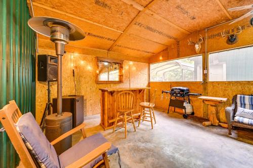 Quiet Abode with Gas Grill about 5 Miles to Broken Bow! in 德昆