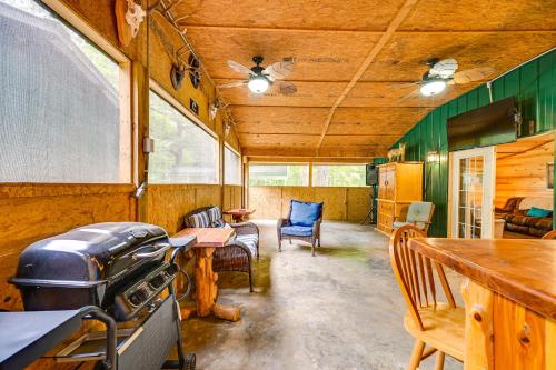 Quiet Abode with Gas Grill about 5 Miles to Broken Bow! in 德昆