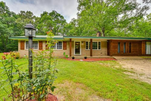 Quiet Abode with Gas Grill about 5 Miles to Broken Bow! in 德昆