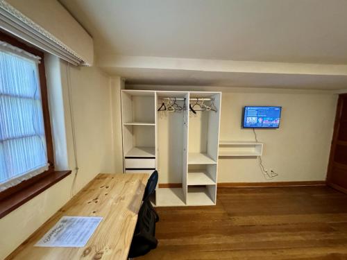 Twin Room image 7