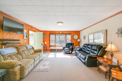 Serene Home Between Lake Jocassee and Lake Keowee! in Salem, USA