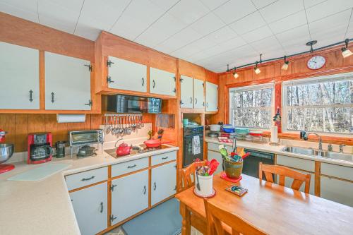 Serene Home Between Lake Jocassee and Lake Keowee! in Salem, USA