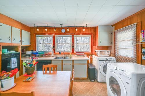 Serene Home Between Lake Jocassee and Lake Keowee! in Salem, USA
