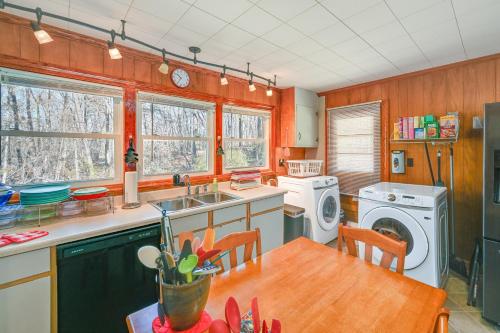 Serene Home Between Lake Jocassee and Lake Keowee!