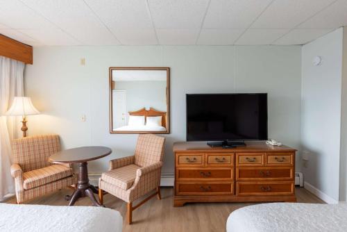 Waves Oceanfront Resort - image 36