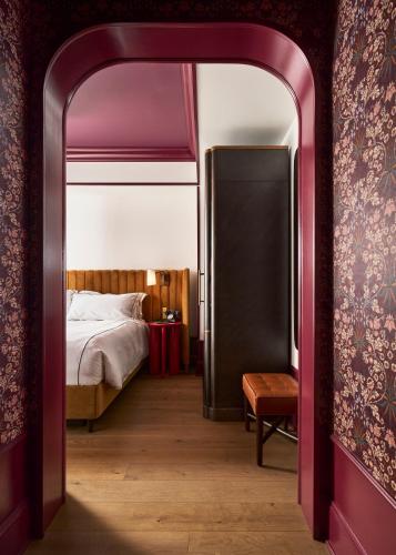Superior King Room image 9