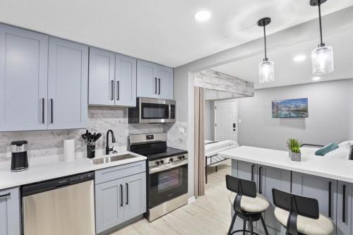 Convenient Mid and Extended Stay Near Airport thumb 2