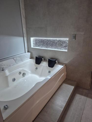 Pezsgőfürdő, Sky Towers near Camilo Daza nemzetközi repülőtér