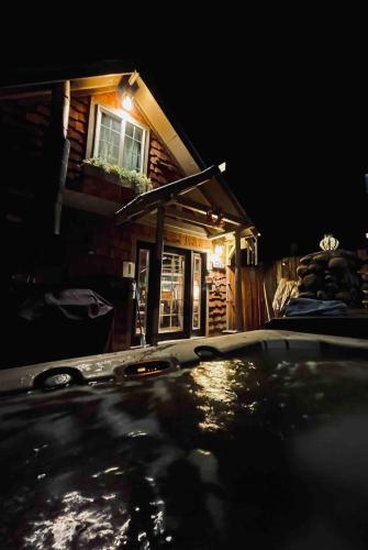 Cozy Yosemite Cabin with Hot Tub in the Pines in Fish Camp (CA)