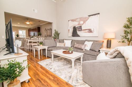 Waterfront Escape at Barefoot Resort w Huge Pool – khách sạn tại Bãi biển North Myrtle