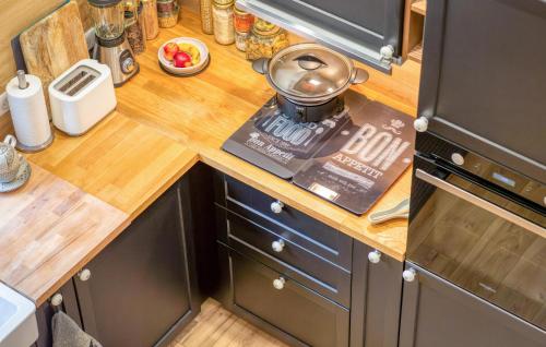 Kitchen, Amazing Home In Venon With Wifi in Surville