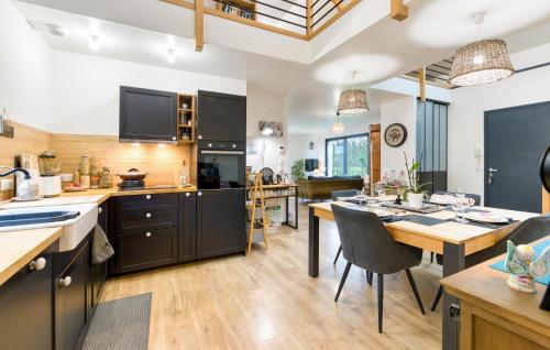 Kitchen, Amazing Home In Venon With Wifi in Surville
