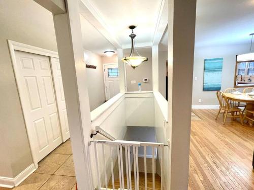 Large Private Ranch - Master Bedroom Suite with King Bed and private Bathroom - Fenced Yard - Pets & Kids Welcome - Pool Table, Columbus (foto 11)
