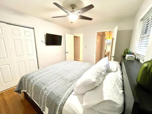 Large Private Ranch - Master Bedroom Suite with King Bed and private Bathroom - Fenced Yard - Pets & Kids Welcome - Pool Table, Columbus (foto 4)