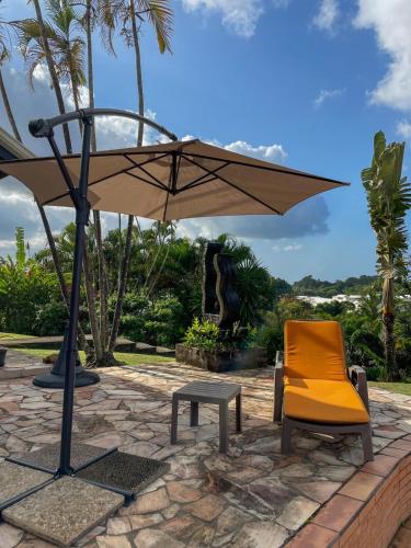 Swimming pool, Superbe bungalow et son jardin tropical in Les Abymes