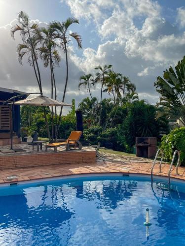 Swimming pool, Superbe bungalow et son jardin tropical in Les Abymes