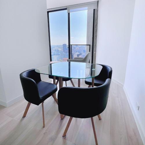 Minimalist Suite in the Tallest Building IQON