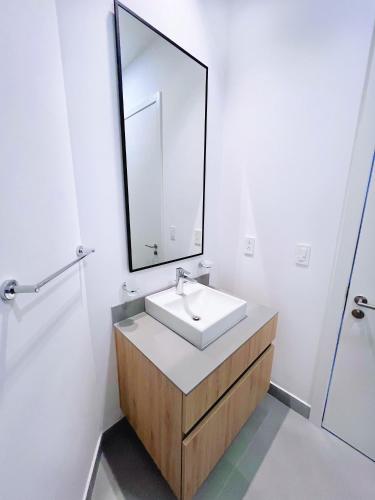 Minimalist Suite in the Tallest Building IQON