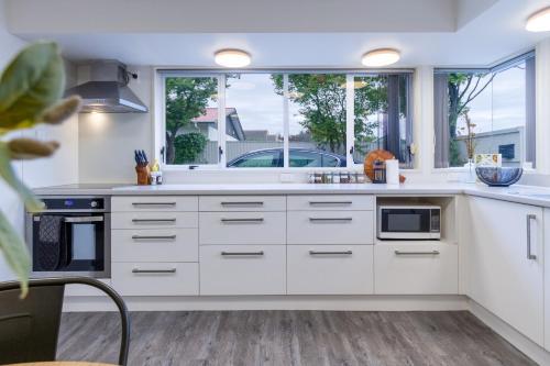 مطبخ, Perfect 1-Bedroom Retreat Near the Airport in برنسايد