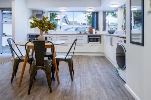 Kitchen, Perfect 1-Bedroom Retreat Near the Airport in Burnside