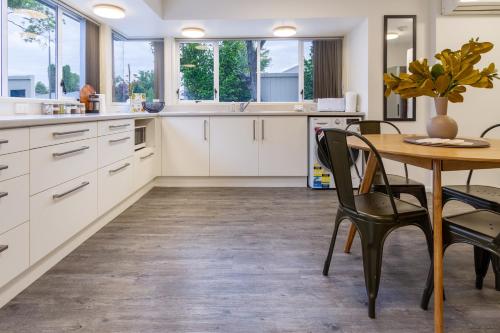 Kitchen, Perfect 1-Bedroom Retreat Near the Airport in Burnside