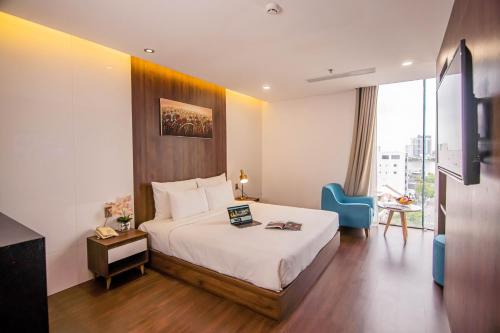 Grand Deluxe River View King Room