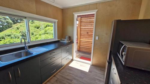 Konyha, Kōtare Cabin, Thames Coast (Kotare Cabin, Thames Coast) in Tapu