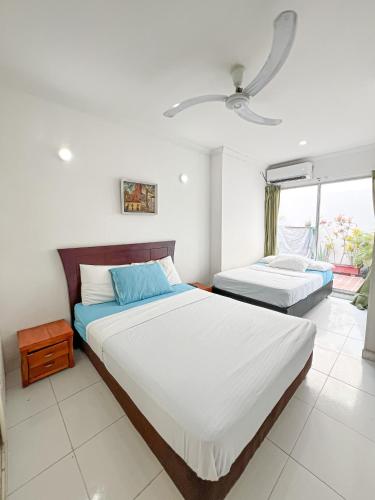 1 double bed, 1 twin bed, 2 sofa beds