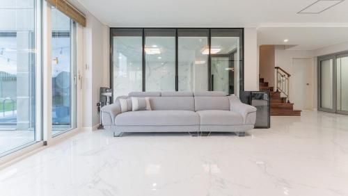 Pause Kids Pool Viila in Dundeok-dong