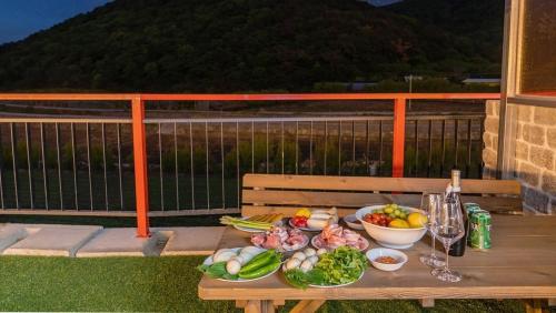 Pause Kids Pool Viila in Dundeok-dong