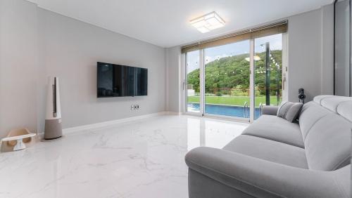 Pause Kids Pool Viila in Dundeok-dong