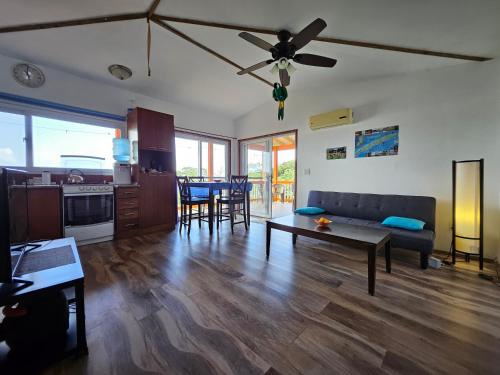 Roatan - house for 4 by the sea in Jonesville