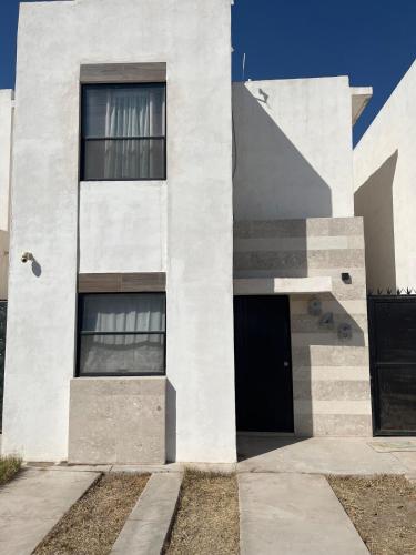 Minimalist House Equipped in โกเมซ ปาลาซิโอ