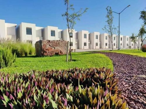 Minimalist House Equipped in โกเมซ ปาลาซิโอ