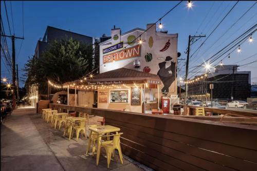 مطعم, StayCozy at The Frankford in وسط فيلادلفيا الأدنى