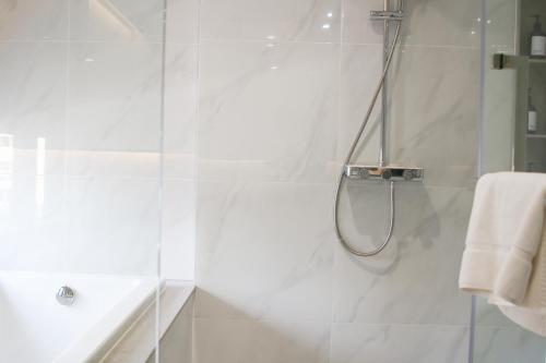 Deluxe Room with Bathtub image 5