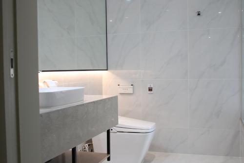 Deluxe Room with Bathtub image 3