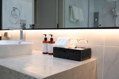 Deluxe Room with Bathtub image 4