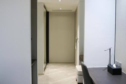 Deluxe Room with Bathtub image 6