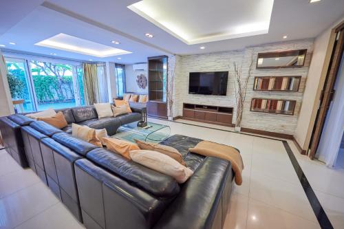 Spacious 2Floor Villa - big group - prime location - image 14