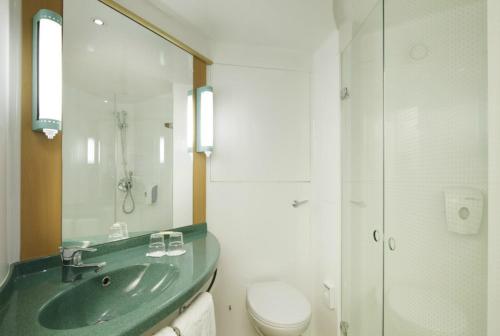 Ванна кімната, Ibis Leeds Centre Hotel in Лідс