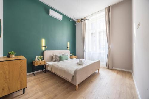 Luxe & Charm Central Grand Suite with 3BEDRM, 3BATHRM, Budapest