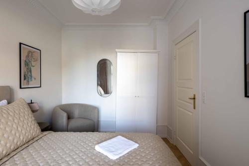 Lovely Apartment by w Bathtub and Balcony - image 14